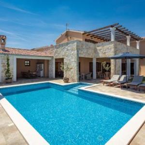 Villa Cirka in Central Istria for 14 persons with a 36 m2 heated pool gaming & activities for kids and adults