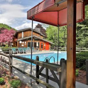 Cedarbrook Deluxe Two Bedroom Suite with outdoor heated pool 10304