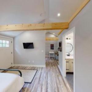 Studio with Deck by Leavetown Vacations