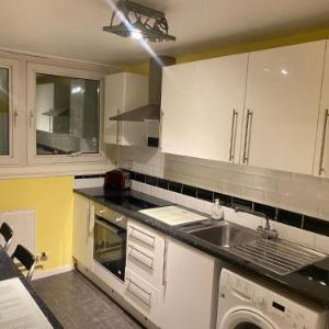 Victoria Centre 2 Bedroom Apartments with 4 Beds in Victoria Centre Shopping Centre - Nottingham City Centre - 24 hour access - Most Central Location - Full Kitchen - Opposite Hilton - Parking for Cars or Vans from Five pounds a day - Sunday 1pm Check-out