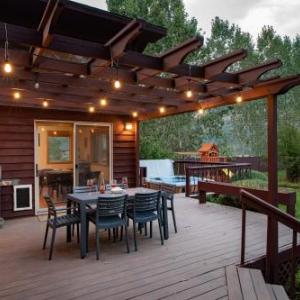 Alpine Highmark by KABINO Hot Tub Fire Pit Fully Fenced Backyard WiFi