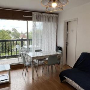 Appartement 2 pièces en front de mer avec balcon à 70m de la plage de Cabourg - FR-1-487-287