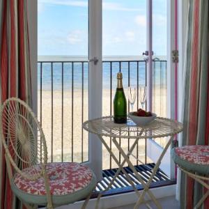 Magenta - A stunning Seafront house with lovely and uninterrupted Beach Views - Aldeburgh Coastal Cottages