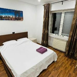 Lovely central 2-bedroom condo with free parking