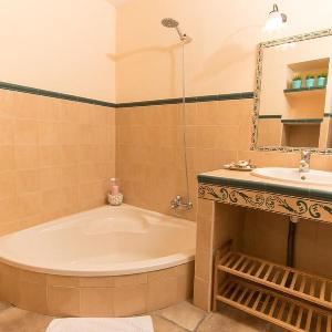 Kala - Habitación Suite con Bañera y Patio Privado