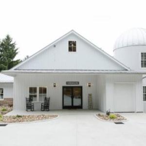 Farmhouse Suites by Amish Country Lodging