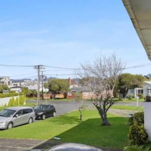 Renovated Takapuna 2BR Apt l Parking l Skytower