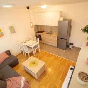 2BR aprt - FREE Parking - Terrace - AC - Central