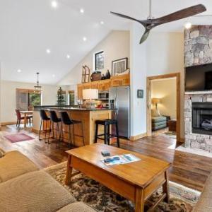 Village Point Retreat Townhome: Private Hot Tub Walk to Town Lifts