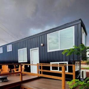 NEW Stunning Tiny Home w private deck firepit BBQ