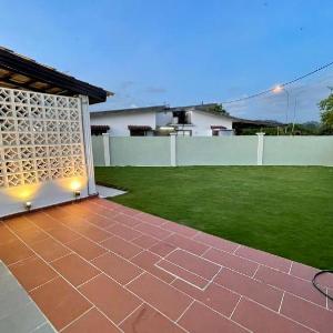 Homey 4 bedroom house with a garden patio