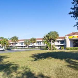 Super 8 by Wyndham Naples