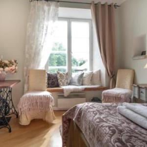 Dream Stay - Historical 3-Bedroom Apartment with Sauna
