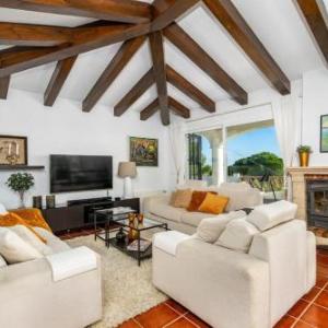 Urb Villa with pool by Costarentals- Ref 139