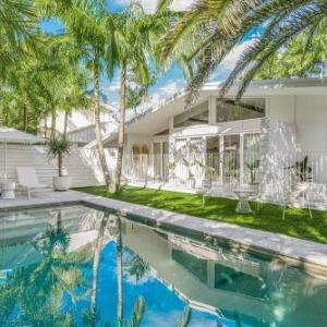 The Chalet - designer 3 BR retreat with pool