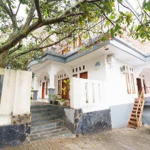 OYO 91561 Gandhi Hotel NearRS Khusus Ginjal Ny. R.A. Habibie