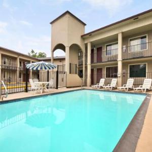 Super 8 by Wyndham San Antonio Pearl District / Downtown