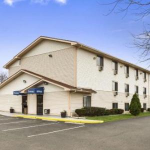 Hotels near MCCU Field Battle Creek - Travelodge by Wyndham Battle Creek