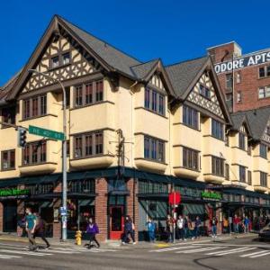 Hotels near Alaska Airlines Arena - College Inn - European-Style Hotel
