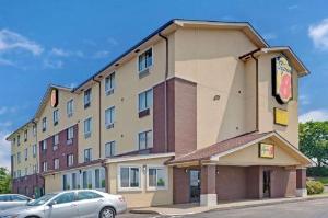 Super 8 by Wyndham Nashville/ Dntn/ Opryland Area hotel near Gaylord Opryland Resort & Convention Center
