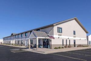Super 8 by Wyndham Pratt, Pratt