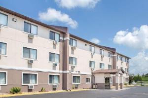 Super 8 by Wyndham Waterloo, Waterloo