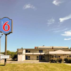 Hotels near Zembo Shrine - Motel 6 Harrisburg PA Near PA Expo Center