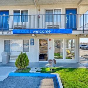 Lancaster Performing Arts Center Hotels - Motel 6-Lancaster CA