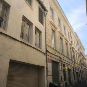 L'élégance de la pierre au pied de la Maison Carrée - Une Nuit à Nîmes