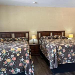 Driftwood Inn and Lodge by the lake