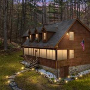 Sleepy Hollow 5BR Cabin - National Park 7 Min Hot Tub Fire Pit Sleeps 12