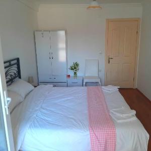 Kaş çarşı merkezde full eşyalı 1+1geniş lüks daire