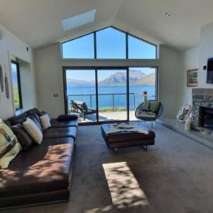 Private Retreat - Stunning Lake & Mountain Views
