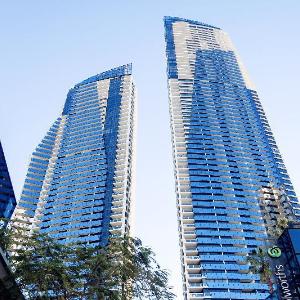 Circle On Cavill Luxury Apartment-Holiday Paradise