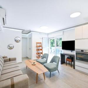 Bright 2BR Apartment with Balcony in Dizengoff by HolyGuest