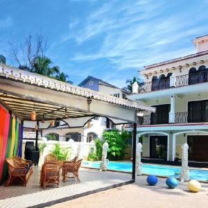 Exquisite 9 Bedroom Family Style Mansion with Pool