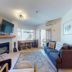 1BR plus Den in Marketplace Lodge Village Location Mountain Views Complex Hot Tub