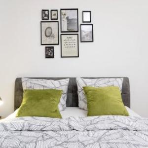 The Koburger II - Stylish studio with extra high bed for kids 45m2 space Ideal for families with kids or couples