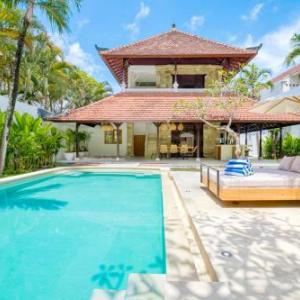 Villa Chandika - 4 BDR Villa with private Pool walk to the beach