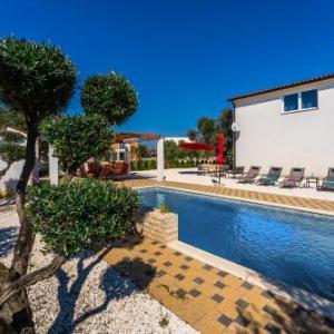 Villa Sunshine - Private Heated Pool & Sport Fields