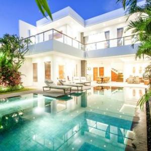 Seaside Haven Charming 4BR Villa 5 Min to beach