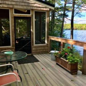 Lakefront Cottage by Country House Escapes