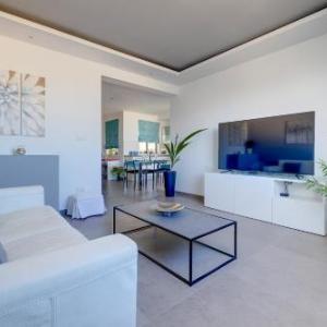 Perfect Location Idyllic 2BR Apartment by Buena Vista