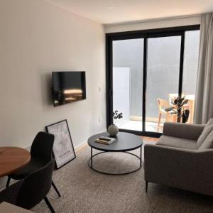 Stylish 2 bedrooms townhouse in central Wellington with a free car park