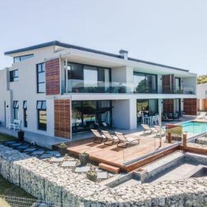 Hilltop Bayview Luxury Apartments