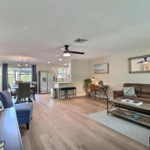 NEW Warm modern bliss just 10 minutes from Siesta Key beaches and downtown Sarasota