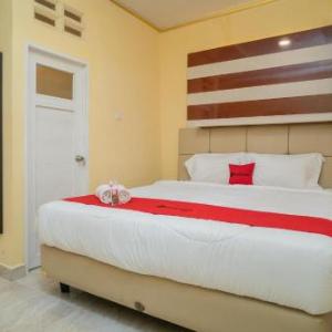 RedDoorz Plus Syariah near Pasar Turi