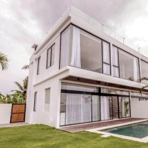 Villa Luna Kedungu: Modern 2-BR w/ pool & rooftop