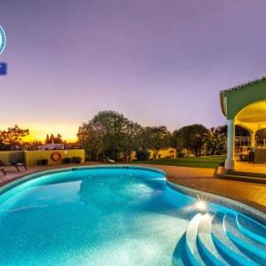 Villa San Juan - Refúgio tranquilo com piscina aquecível e jardim em Carvoeiro