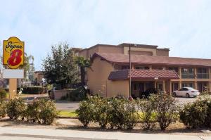 Super 8 by Wyndham Visalia, Visalia